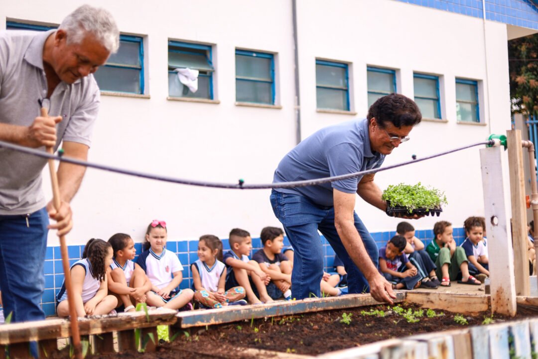 Alunos do Cmei Zilda Arns realizam segundo plantio de hortaliças na horta educacional