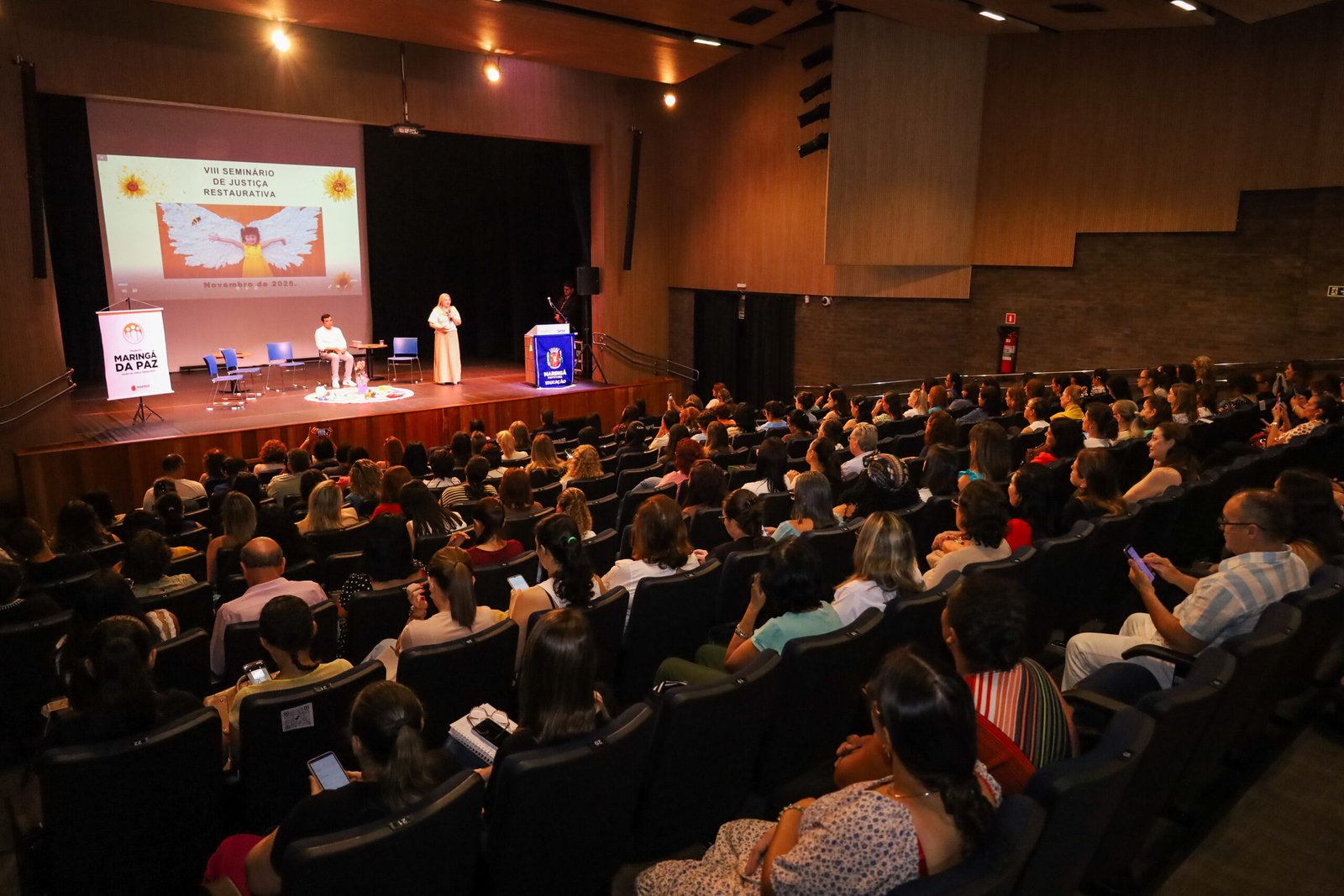 Seminário, pessoa no palco palestrando