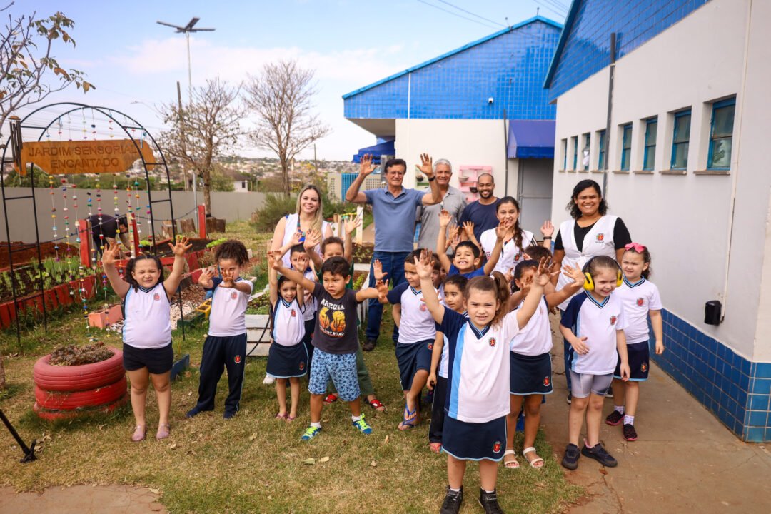 Alunos do Cmei Zilda Arns realizam segundo plantio de hortaliças na horta educacional
