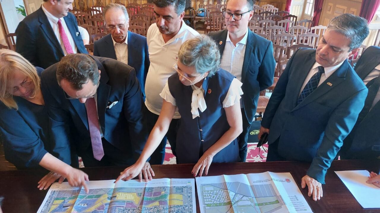 A comitiva de Maringá, liderada pela vice-prefeita Sandra Jacovós, se reuniu com o presidente da Câmara de Leiria, Gonçalo Lopes, e apresentou o local para a implantação do Parque Português em Maringá