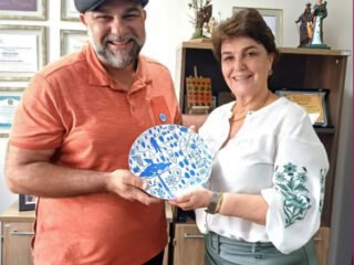 A deputada Cristina Silvestri (PP) ao lado do artista plástico paranaense Toto Lopes.