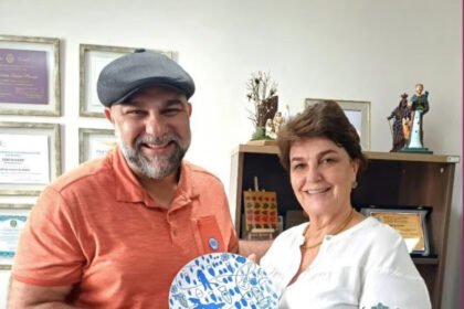 A deputada Cristina Silvestri (PP) ao lado do artista plástico paranaense Toto Lopes.