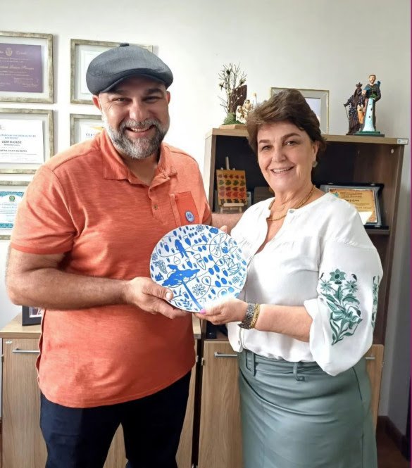 A deputada Cristina Silvestri (PP) ao lado do artista plástico paranaense Toto Lopes.