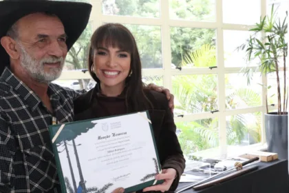 Artesão curitibano Miltão das Facas e a segunda-secretária da Assembleia, deputada Maria Victoria (PP)