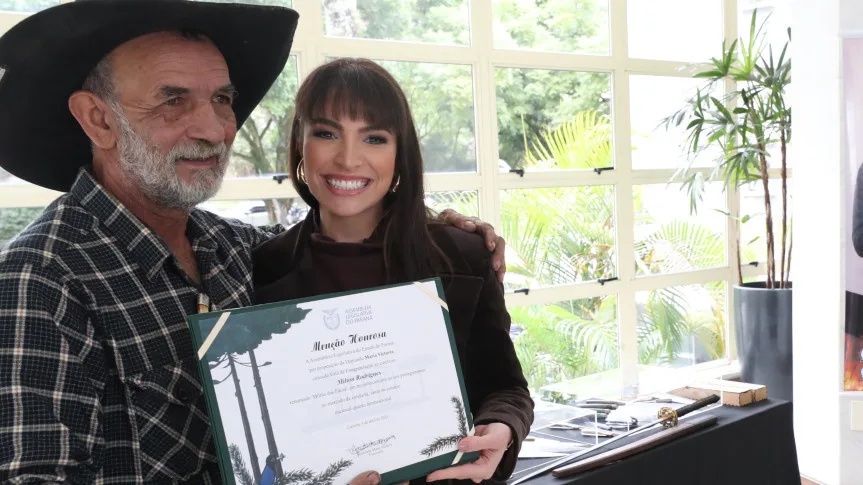 Artesão curitibano Miltão das Facas e a segunda-secretária da Assembleia, deputada Maria Victoria (PP)