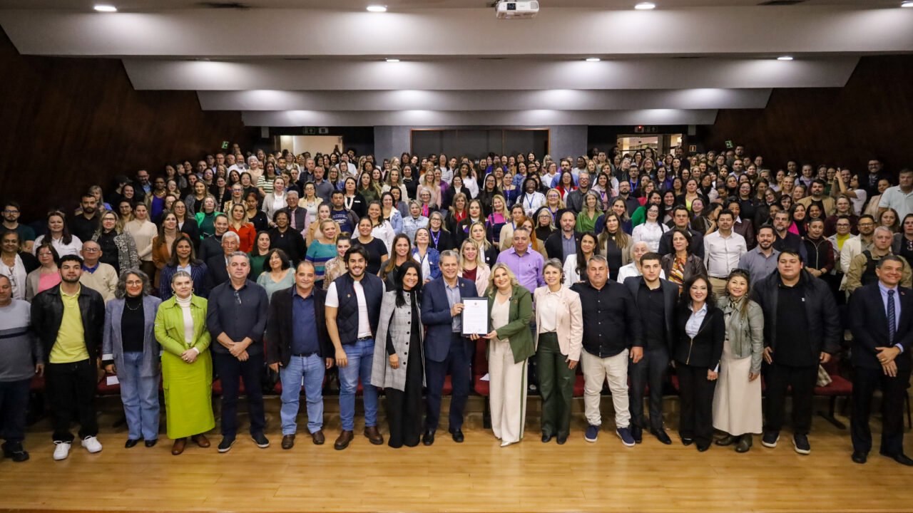 Cerimônia de posse de Adriana Palmieri como secretária de educação de Maringá