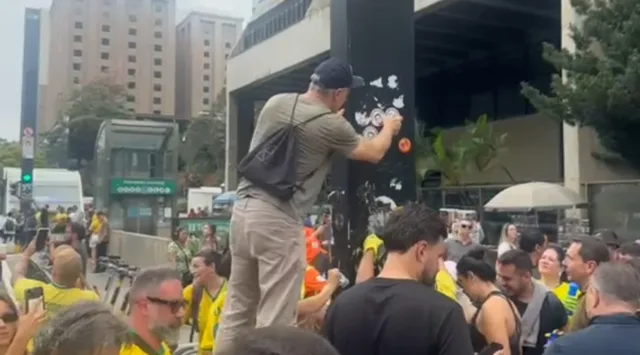 Cidadãos se unem a equipes da Prefeitura e do Metrô para limpar a Avenida Paulista após ato pró-Lula causar depredação e pichações