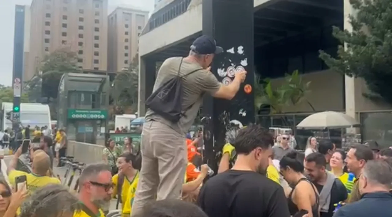 Cidadãos se unem a equipes da Prefeitura e do Metrô para limpar a Avenida Paulista após ato pró-Lula causar depredação e pichações