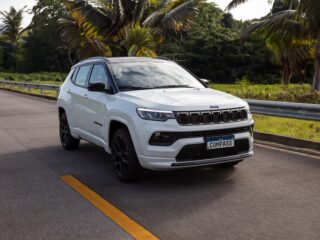 A Jeep encerrou o primeiro trimestre de 2025 com 26.580 emplacamentos, registrando crescimento de 4% no Brasil. Compass e Commander impulsionaram as vendas, com alta de 10% e 8%. A marca trouxe inovações, como motor Hurricane 272 cv e nova motorização turbodiesel do Commander, reforçando sua competitividade. 🚗🔥