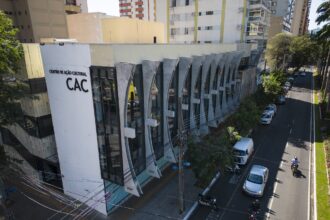 Participe da 4ª Conferência Municipal de Promoção da Igualdade Racial de Maringá (16 e 17 de maio no CAC). Inscrições abertas para debater igualdade, reparação e justiça social com comunidades negras, indígenas e ciganas.