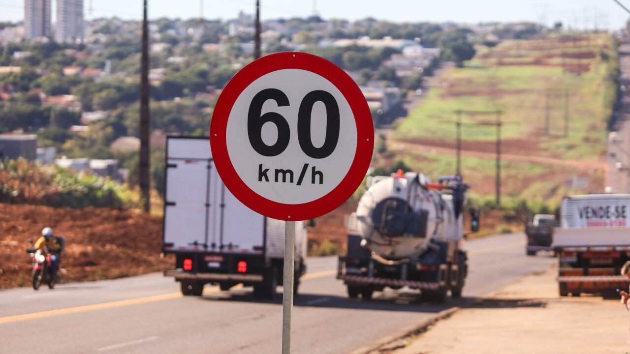 Prefeitura de Maringá reduz limite de velocidade do Contorno Sul para 60 km/h visando segurança.