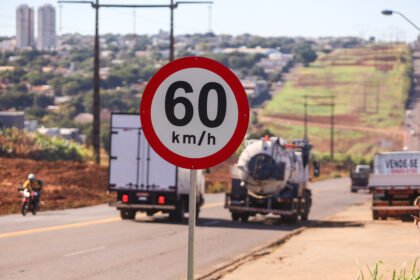 Prefeitura de Maringá reduz limite de velocidade do Contorno Sul para 60 km/h visando segurança.