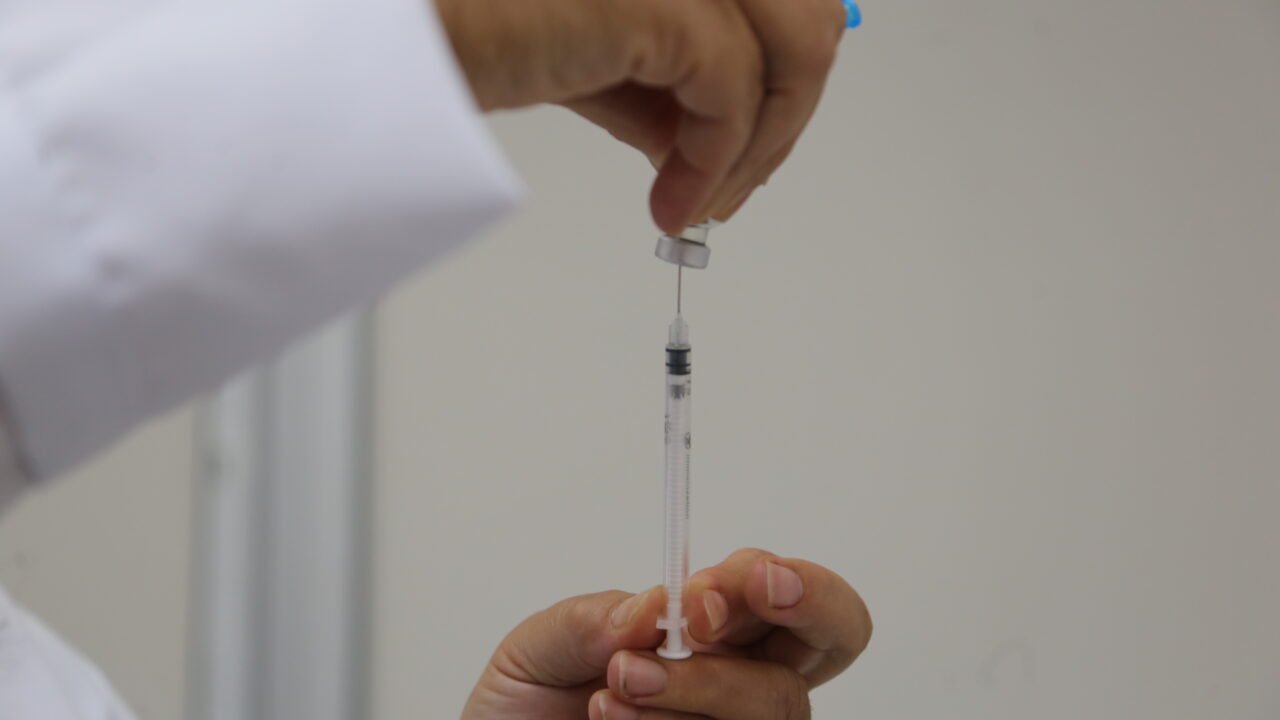 Prefeitura amplia proteção contra meningite bacteriana e inicia aplicação da dose de reforço da vacina ACWY para crianças de 12 meses