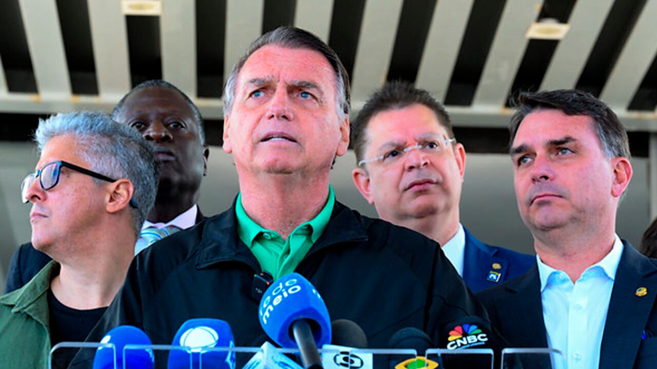 Ex-presidente da República Jair Bolsonaro durante entrevista coletiva na área externa do Senado Federal