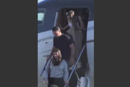 Flávio Bolsonaro chega aos EUA com família
