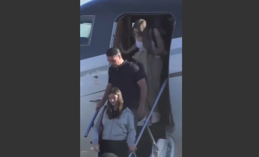 Flávio Bolsonaro chega aos EUA com família