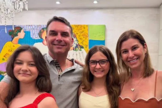 Flávio Bolsonaro chega com esposa e filhas aos EUA