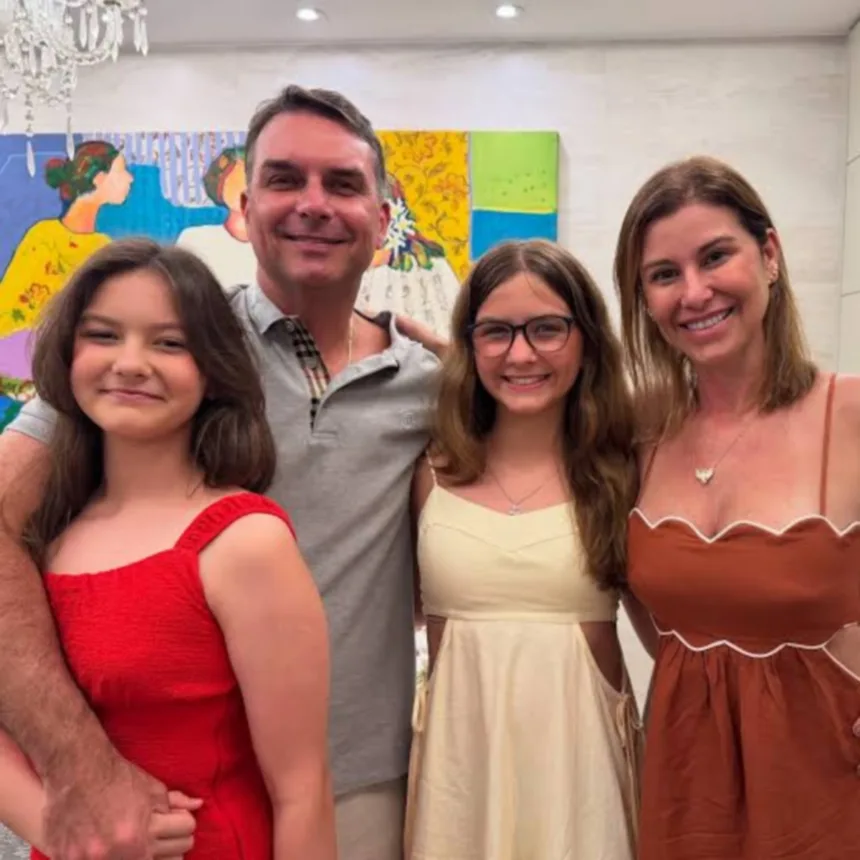 Flávio Bolsonaro chega com esposa e filhas aos EUA