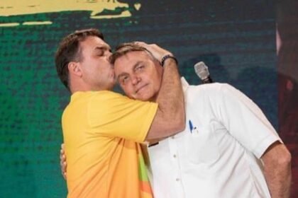 Flávio Bolsonaro critica decisão de Moraes sobre Jair Bolsonaro: "Fica firme, pai, não vão nos calar!"