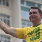Flávio Bolsonaro se declara "verdadeiro presidente eleito"