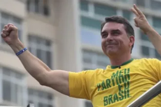 Flávio Bolsonaro se declara "verdadeiro presidente eleito"