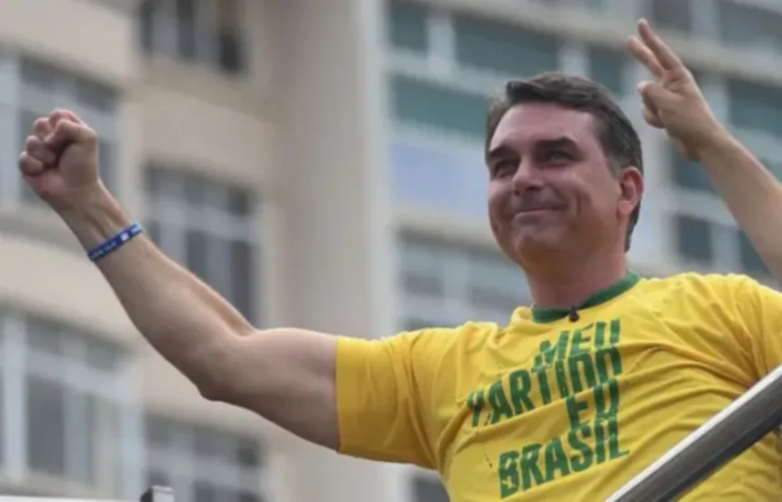 Flávio Bolsonaro se declara "verdadeiro presidente eleito"