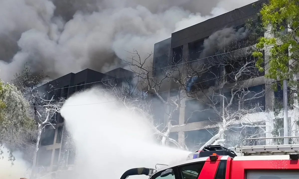 Tragédia Aérea na Índia: Avião Lança "Mayday" Antes de Queda Fatal