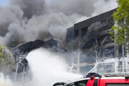 Tragédia Aérea na Índia: Avião Lança "Mayday" Antes de Queda Fatal