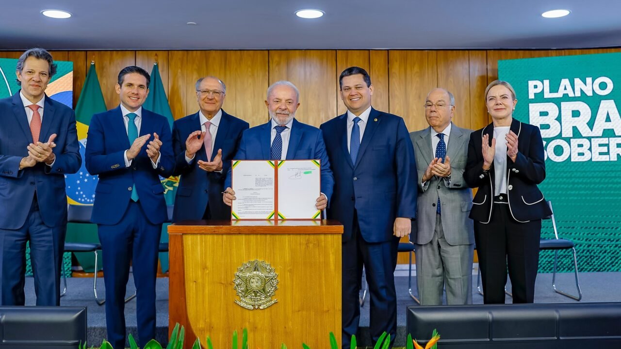 Lula assina MP de R$ 30 Bilhões em crédito para socorrer empresas afetadas por tarifa dos EUA