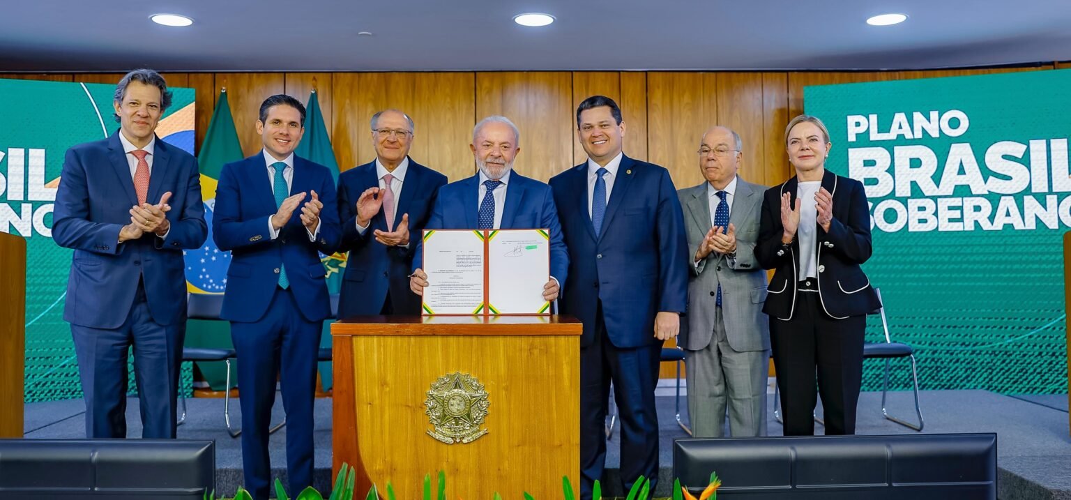 Lula assina MP de R$ 30 Bilhões em crédito para socorrer empresas afetadas por tarifa dos EUA