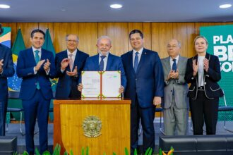 Lula assina MP de R$ 30 Bilhões em crédito para socorrer empresas afetadas por tarifa dos EUA