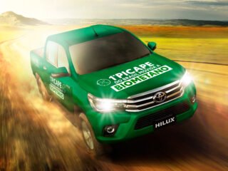 Toyota apresenta Hilux movida a biometano pela primeira vez ao público na Agrishow 2025