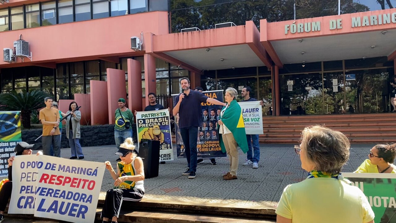 Flopou! Ato pró-Lauer tem pouca adesão e vereadora cassada causa polêmica com falas