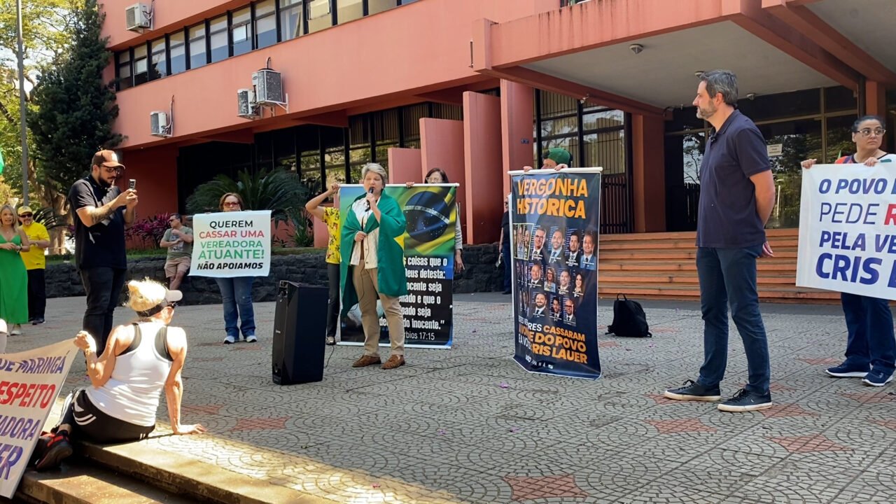 Flopou! Ato pró-Lauer tem pouca adesão e vereadora cassada causa polêmica com falas