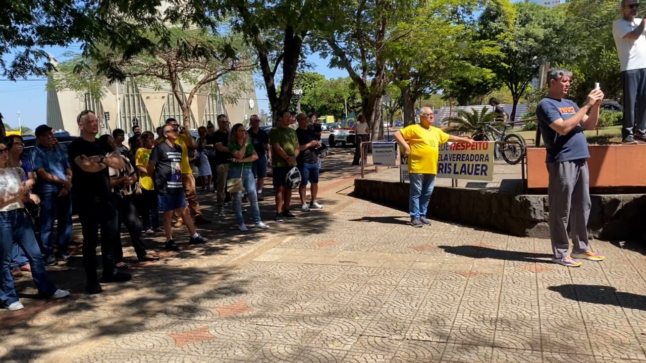 Flopou! Ato pró-Lauer tem pouca adesão e vereadora cassada causa polêmica com falas