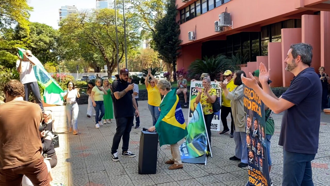 Flopou! Ato pró-Lauer tem pouca adesão e vereadora cassada causa polêmica com falas