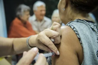 Idosos em risco! Vírus respiratórios aumentam no inverno e ameaçam idosos – Saiba como se proteger