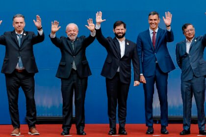 Lula defende regulamentação de plataformas digitais em encontro com líderes de esquerda no Chile