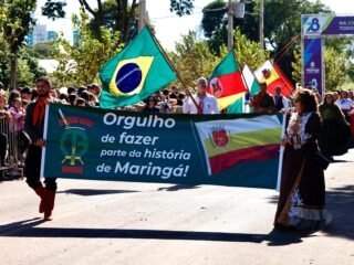 Maringaenses celebram o 78º aniversário da cidade com desfile cívico emocionante e feira gastronômica animada. Uma festa para toda a comunidade na Rua Alcindo Keller.