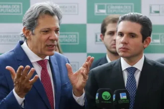 Equipe econômica se reúne neste domingo para apresentar alternativas ao aumento do IOF e discutir pacote fiscal, incluindo reforma administrativa e revisão de benefícios fiscais.