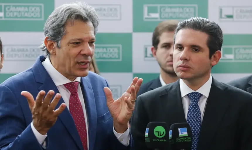 Equipe econômica se reúne neste domingo para apresentar alternativas ao aumento do IOF e discutir pacote fiscal, incluindo reforma administrativa e revisão de benefícios fiscais.