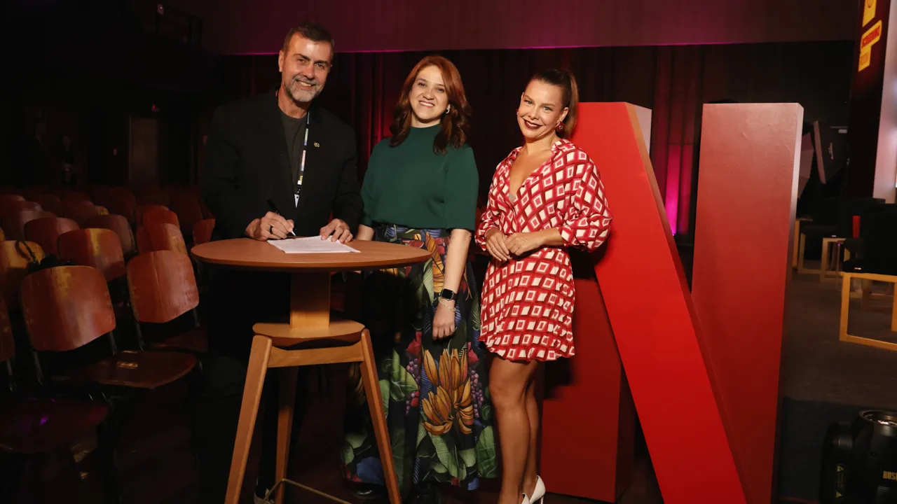 Da esquerda para a direita: Marcelo Freixo, presidente da Embratur, Mariana Polidorio, Diretora de Políticas Públicas da Netflix e Fernanda Souza, atriz e apresentadora de Ilhados com a Sogra. (Crédito: Marcos Serra Lima/Netflix)