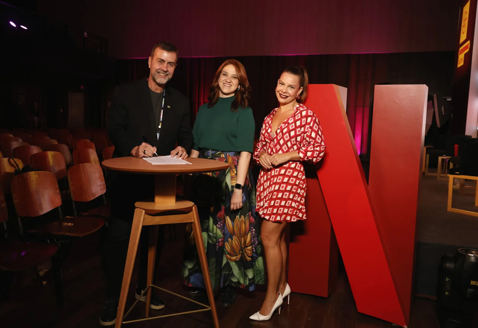 Da esquerda para a direita: Marcelo Freixo, presidente da Embratur, Mariana Polidorio, Diretora de Políticas Públicas da Netflix e Fernanda Souza, atriz e apresentadora de Ilhados com a Sogra. (Crédito: Marcos Serra Lima/Netflix)