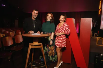 Da esquerda para a direita: Marcelo Freixo, presidente da Embratur, Mariana Polidorio, Diretora de Políticas Públicas da Netflix e Fernanda Souza, atriz e apresentadora de Ilhados com a Sogra. (Crédito: Marcos Serra Lima/Netflix)