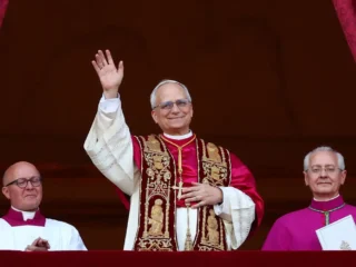 O cardeal norte-americano Robert Francis Prevost foi escolhido como o 267º papa, adotando o nome Leão XIV.