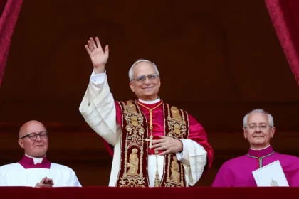 O cardeal norte-americano Robert Francis Prevost foi escolhido como o 267º papa, adotando o nome Leão XIV.