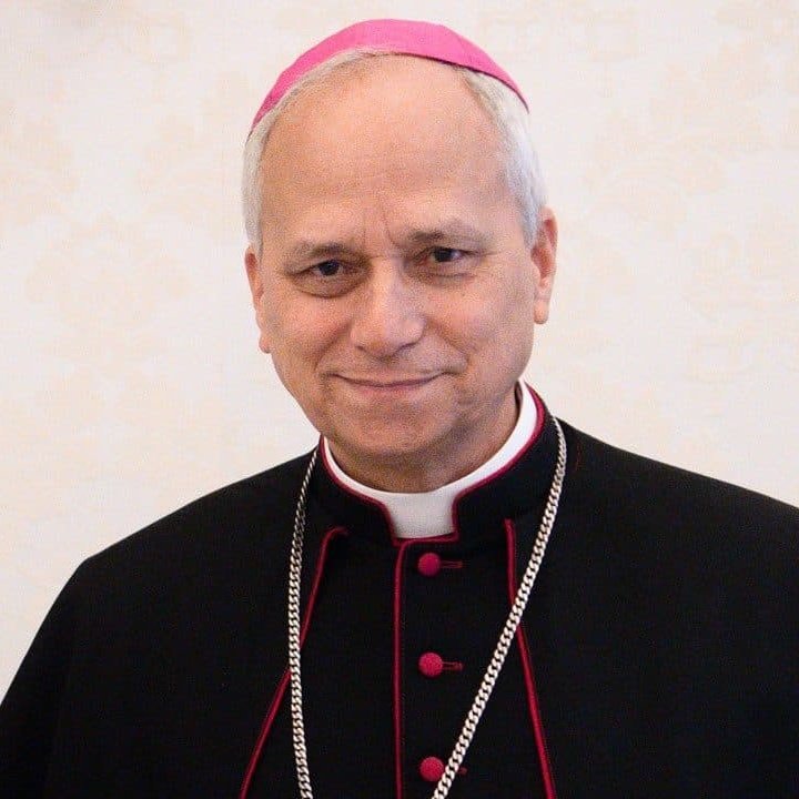 O cardeal norte-americano Robert Francis Prevost foi escolhido como o 267º papa, adotando o nome Leão XIV.