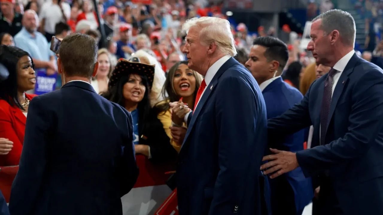 O então candidato presidencial Donald Trump em um comício de campanha em Butler, Pensilvânia