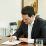 Ratinho Junior assina decreto de transição de governo no Paraná.
