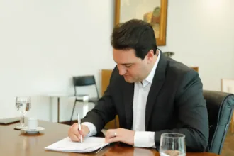 Ratinho Junior assina decreto de transição de governo no Paraná.